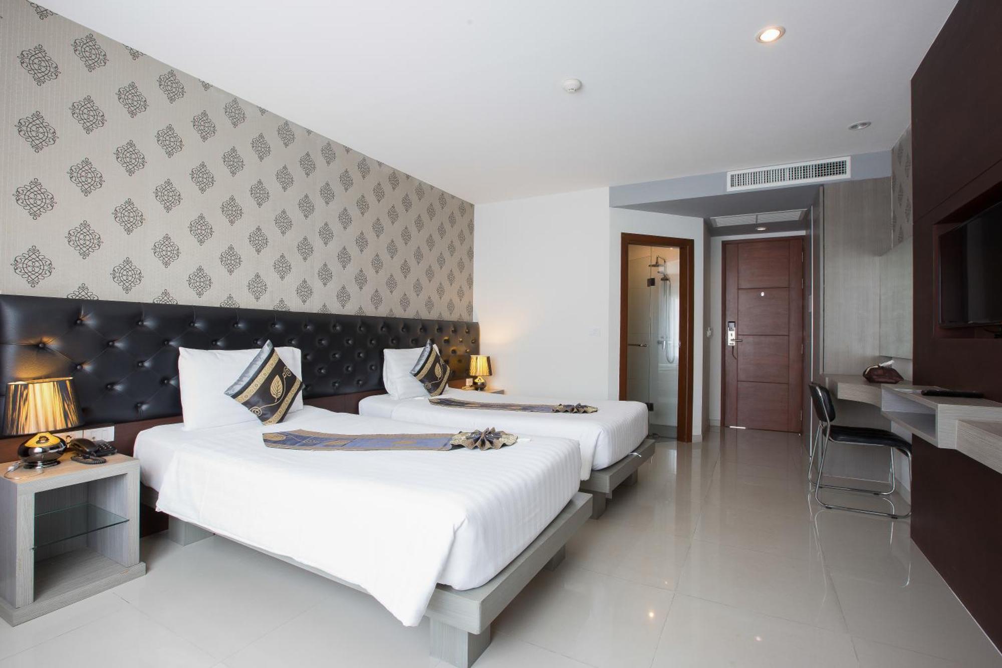 Hemingways Silk Hotel Patong Exterior photo